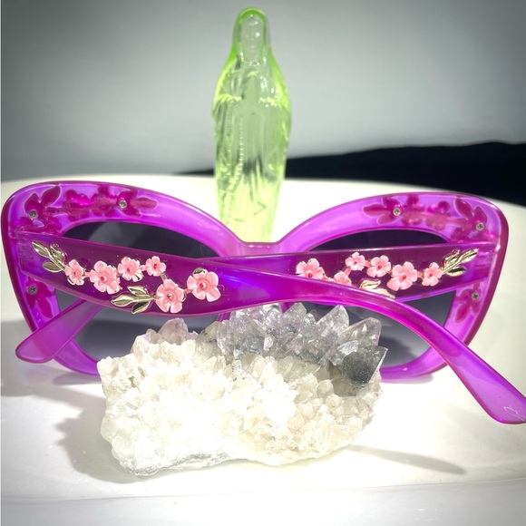 💜 Cat Eye Sunnies! 💜 Magenta Sunglasses with Pink Cherry Blossoms Dk Grey Lens - Picture 3 of 5
